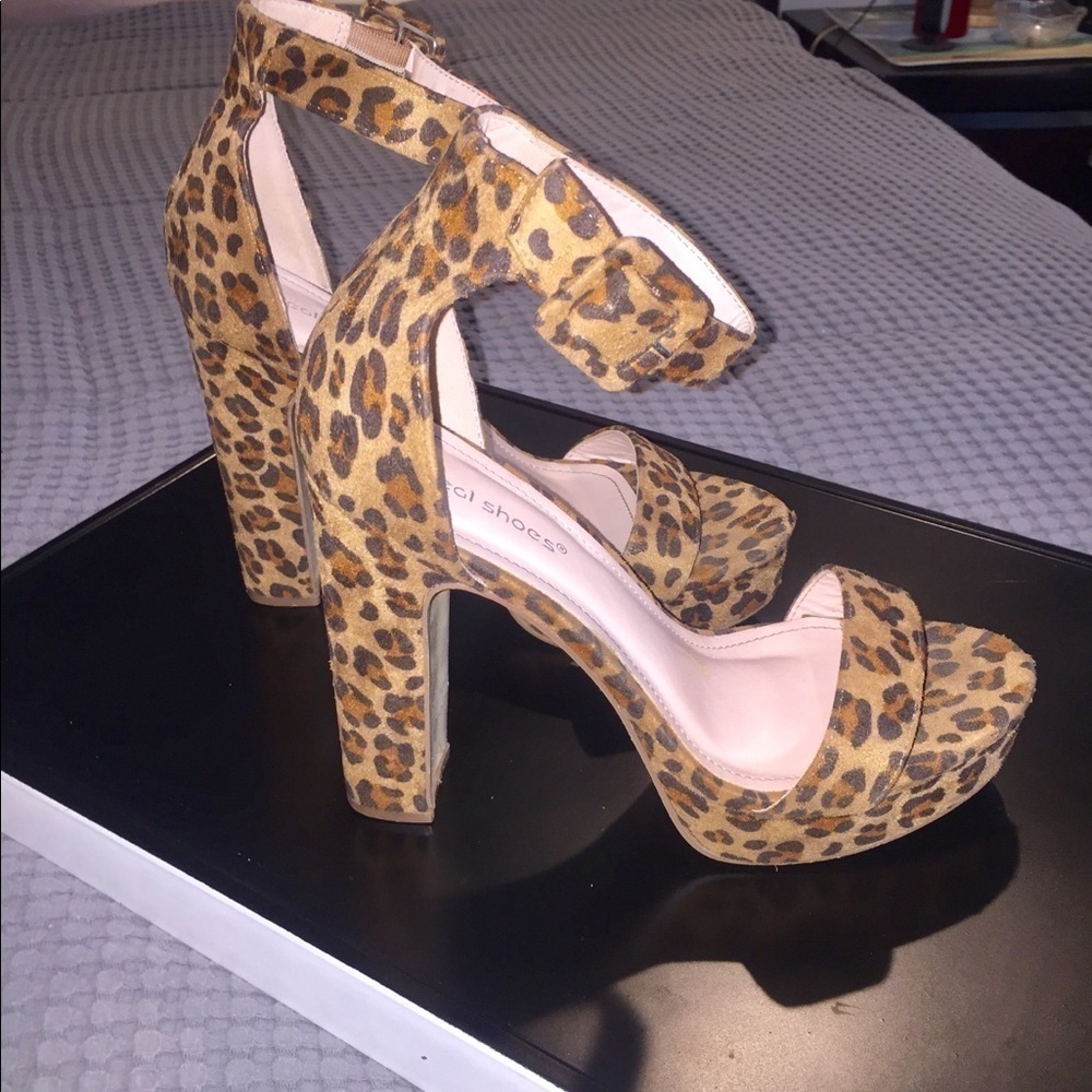 Ideal Shoes Leopard Platform chunky heel Sandals 8 - Picture 2 of 11